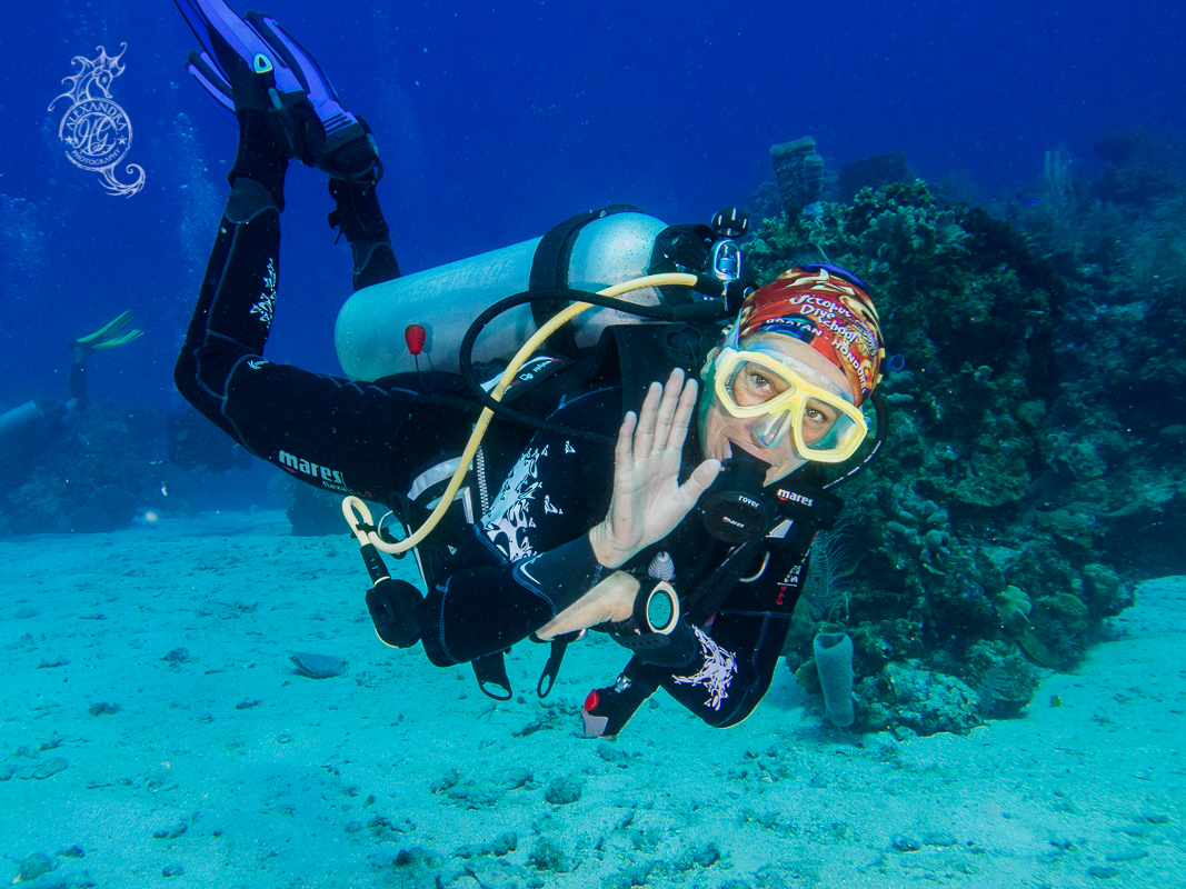 how to conserve air while diving roatan honduras